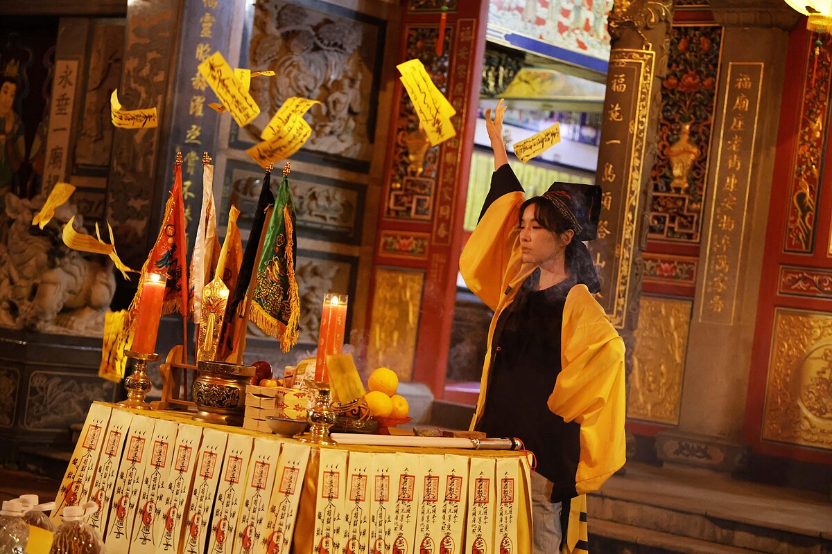 ▲▼蔡淑臻搞笑扮道士有模有樣。（圖／公視提供）