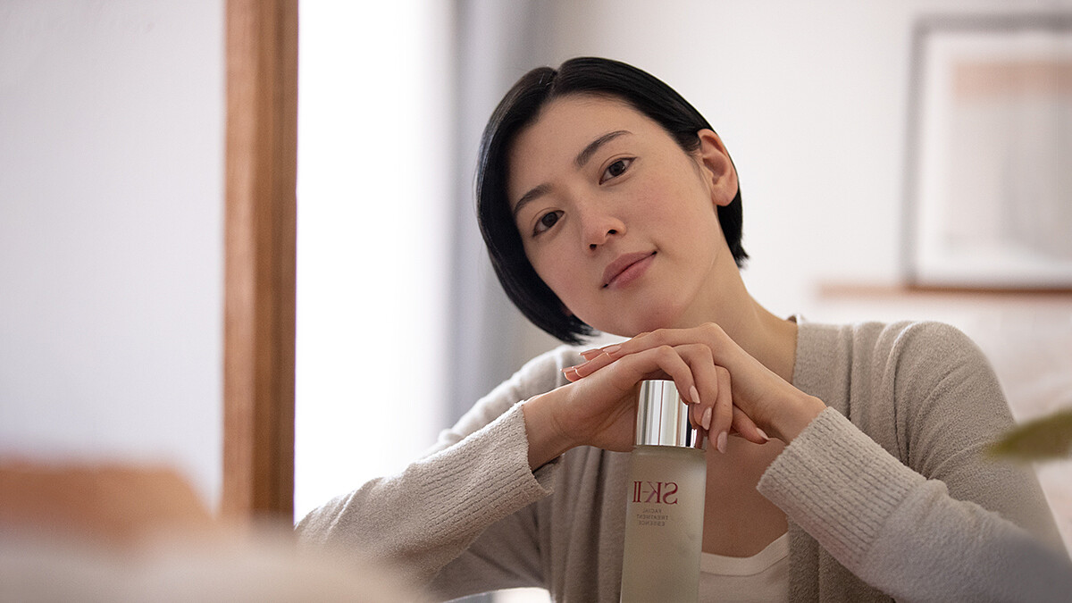 SK-II最新品牌大使是日本女神三吉彩花！參與了SK-II驚喜推出的全新《PITERA™&amp;amp; Me》保養自拍影片，全程無腳本真實呈現水潤光透肌！