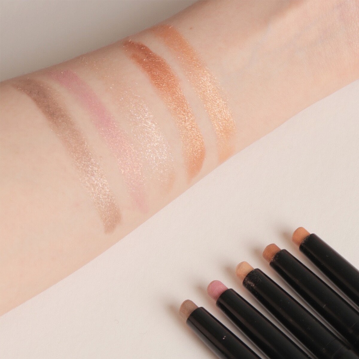 Bobbi Brown流雲持久防水炫彩眼影筆全新主打幻閃5色質地(#Mica、#SunrisePink、#Moonstone、#GoldenAmber、#PeachMimosa。