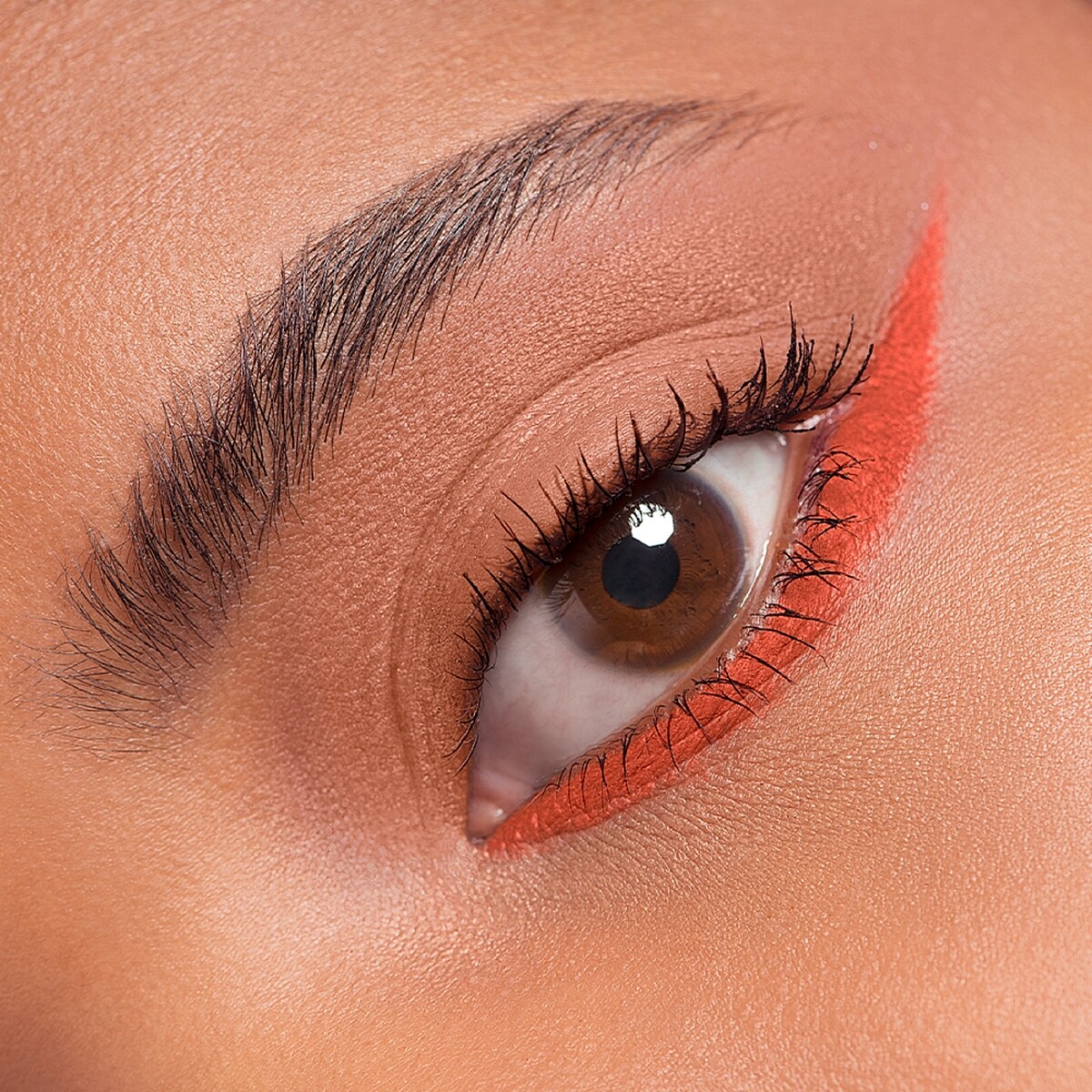 MAKE UP FOR EVER藝術大師9色眼彩盤(#003琥珀珊瑚)，NT1,500。