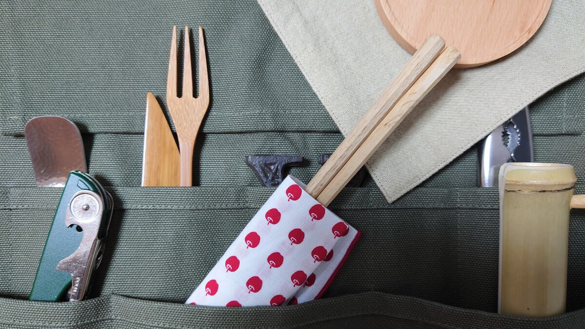 大叔的餐具袋，工具相當齊全。