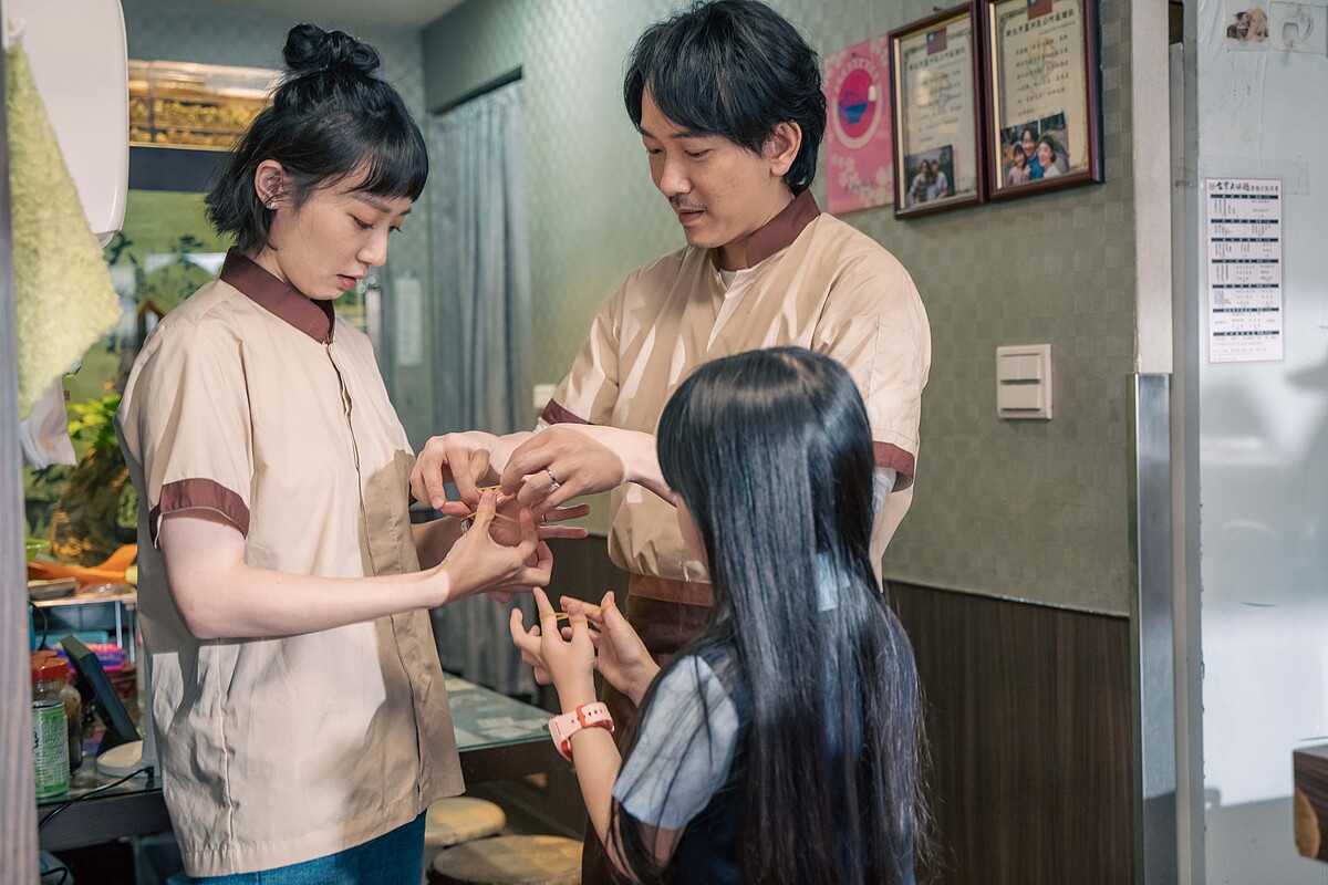 《你，敢不敢？》驚悚懸疑系列影集，率先公布《隔壁女兒的書包》單元卡司，施名帥（中）、林子熙（左）扮演一家三口的甜蜜夫妻