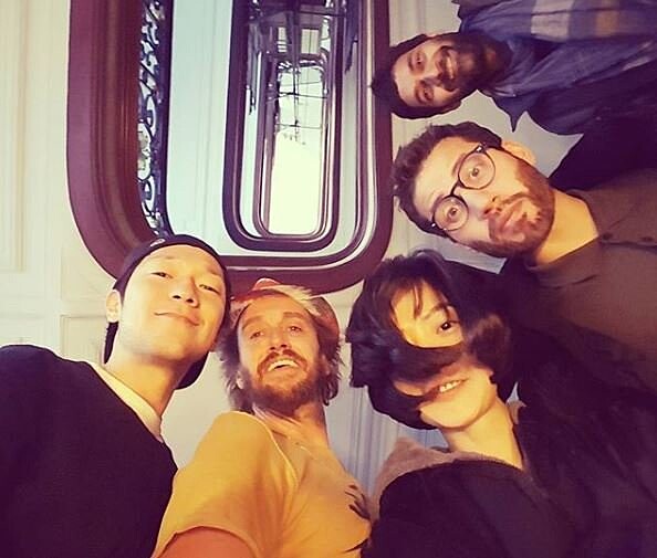 孫錫久與裴斗娜和《超感8人組》組員合影