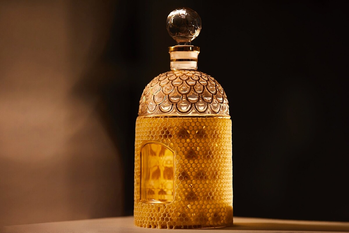 嬌蘭藝術聯名版經典蜂印瓶香水情境圖。