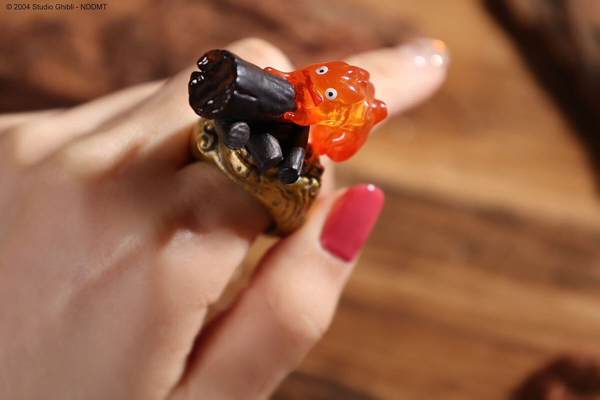 新品【百態精選 霍爾的移動城堡 卡西法戒指】讓卡西法攀在手上，可向另一半獻上火熱愛意。