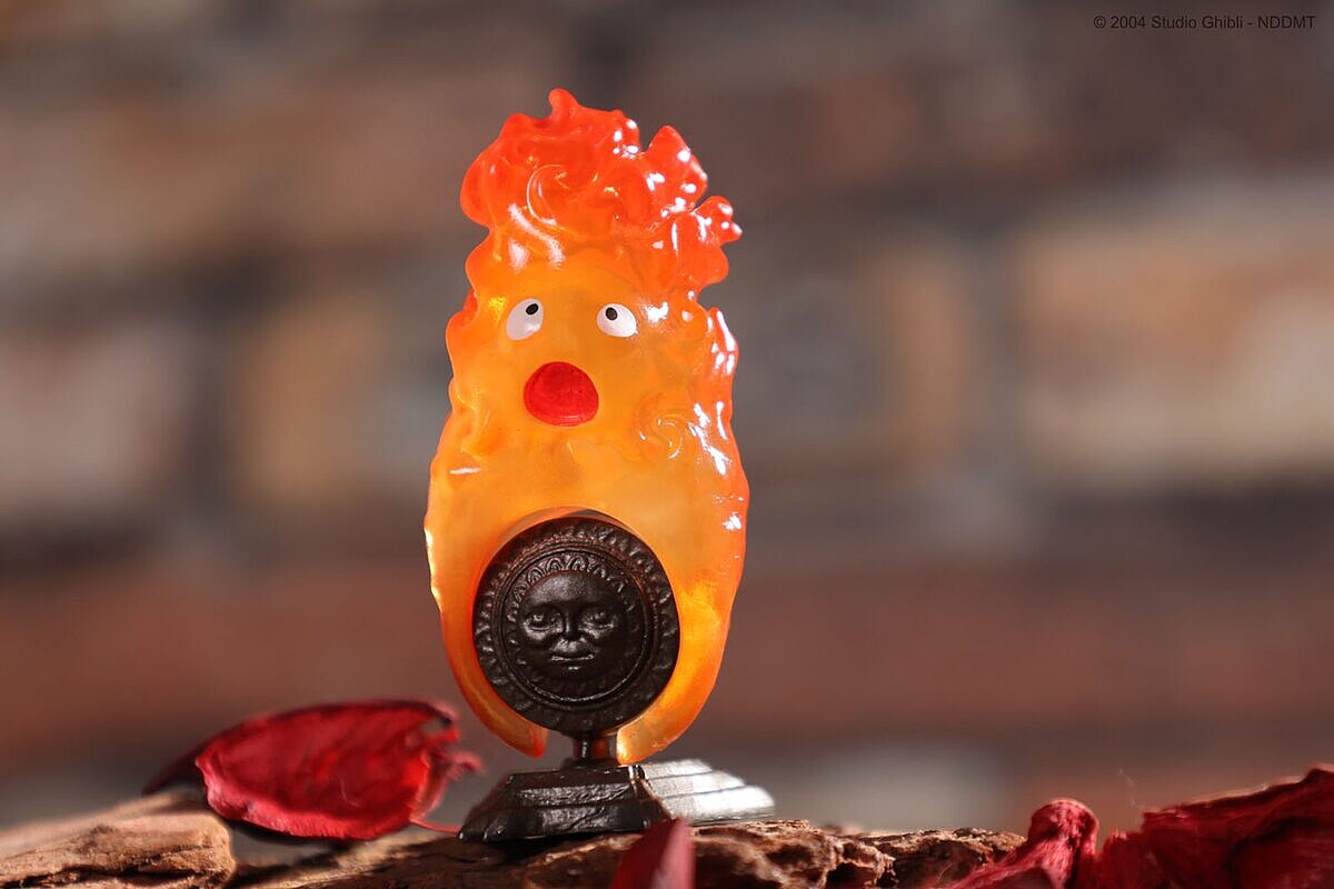 【百態精選 霍爾的移動城堡 卡西法戒指】隨附精緻的專用戒指架，擺上即可當作收藏展示。