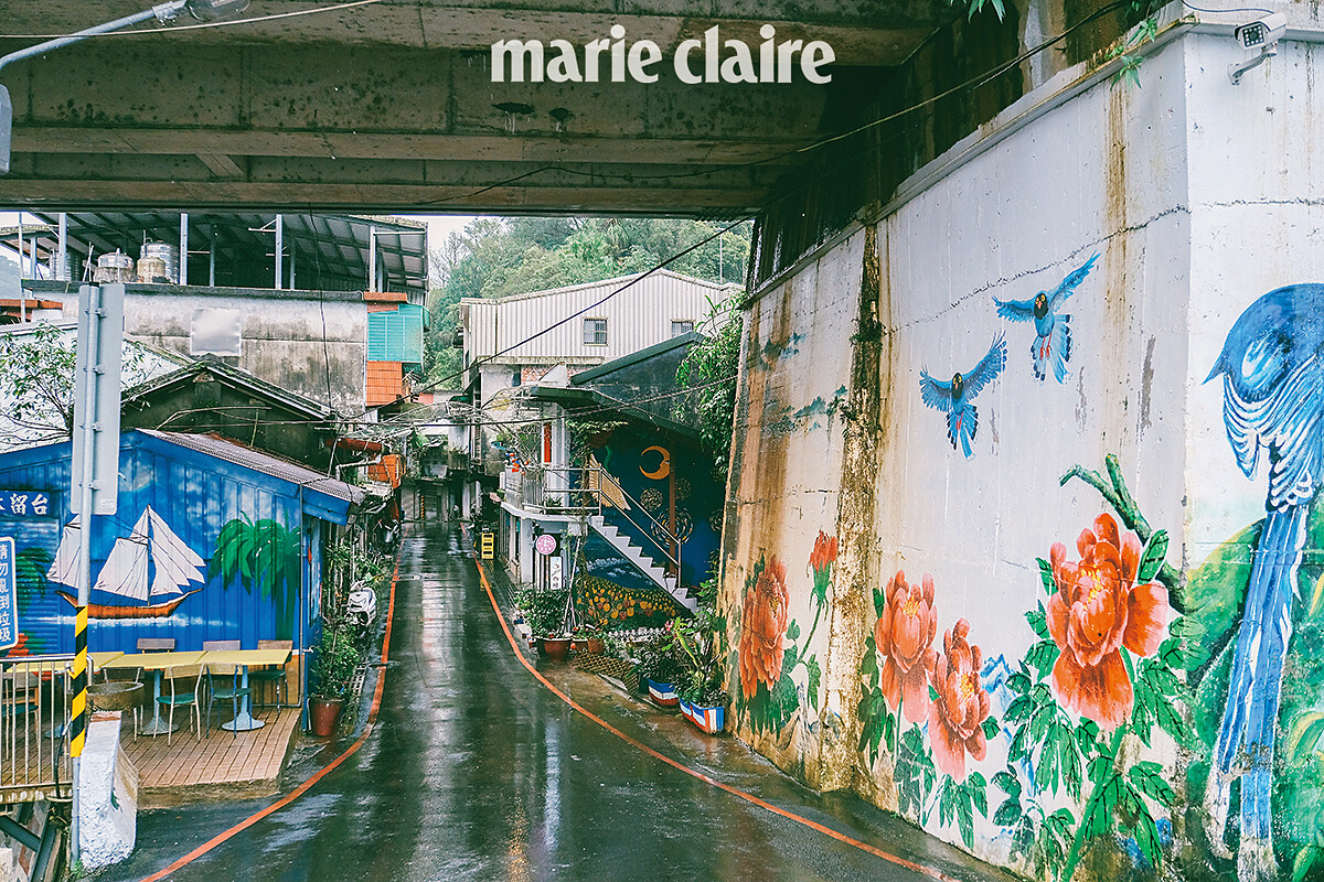 可沿著牡丹車站往下走，房舍沿著河岸而建造，因產業轉移而逐漸沒落，卻也保有樸實的山城風格，推薦最新據點為「牡丹老街駐地工作站」，可在此休憩，來杯這裡獨有的山藥奶昔。