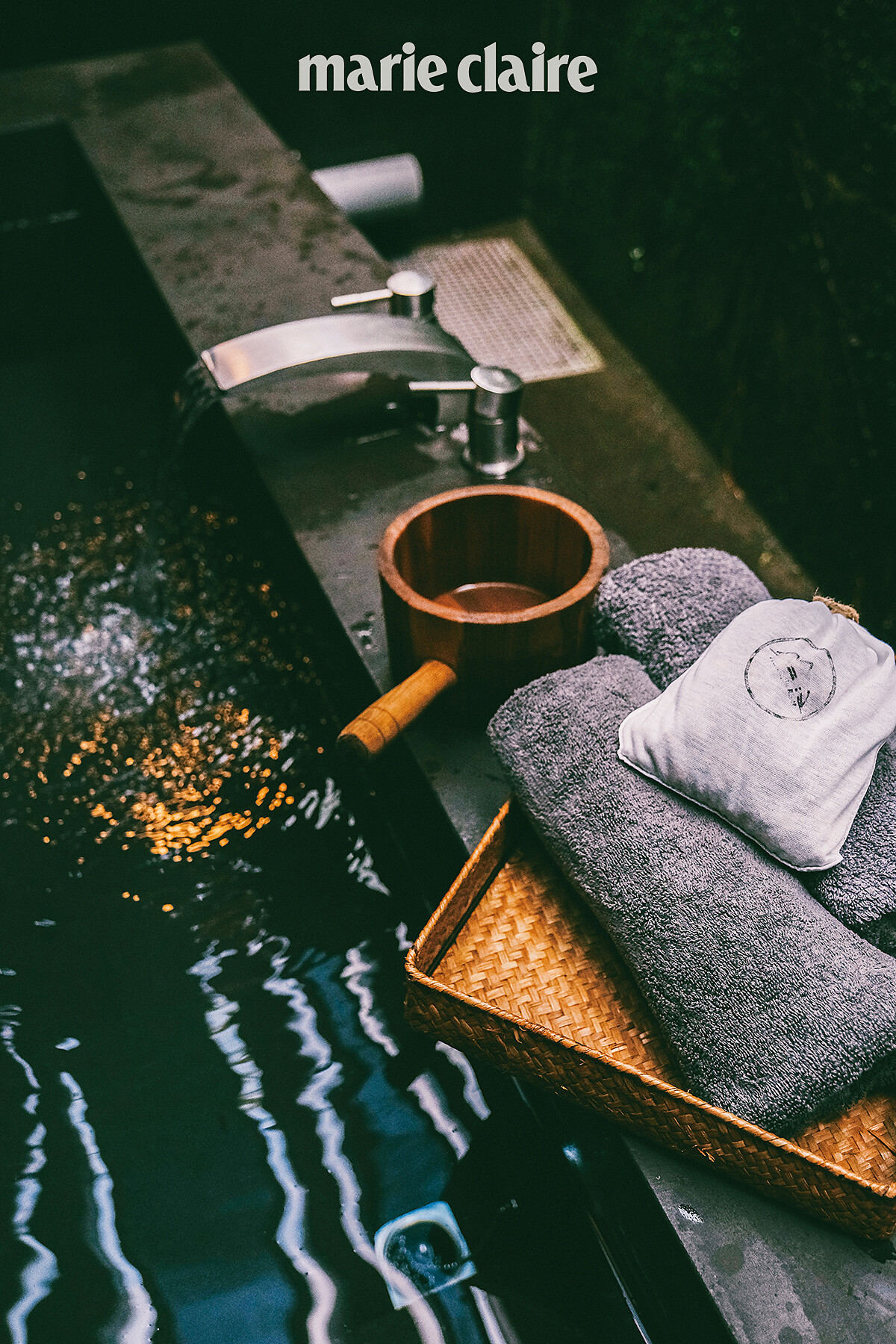 始生態牆搭配寬闊的浴池，湯包則是特地以中藥調製的配方。