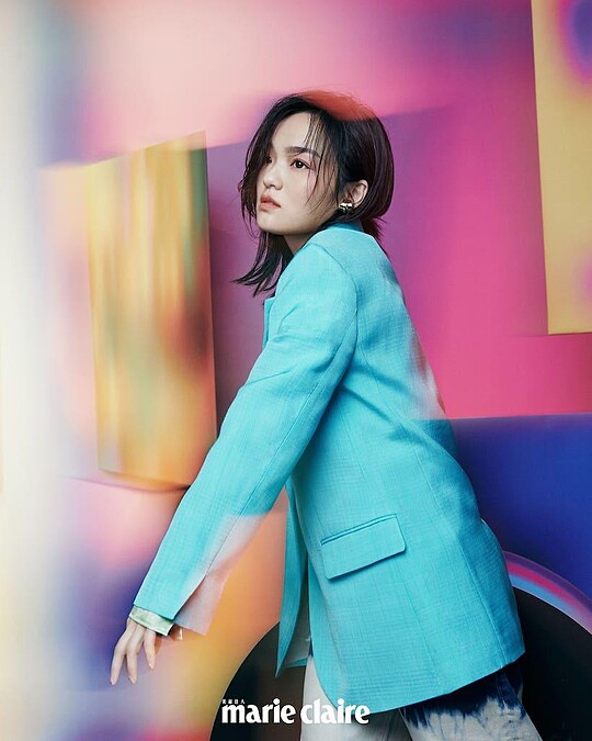 水藍色西裝外套、薄荷綠襯衫、渲染丹寧褲，all by Sandro；金色耳扣，SWEETLIMEJUICE。