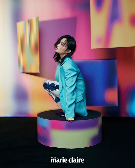 水藍色西裝外套、薄荷綠襯衫、渲染丹寧褲，all by Sandro；紫色高跟鞋，Christian Louboutin；金色耳扣，SWEETLIMEJUICE。