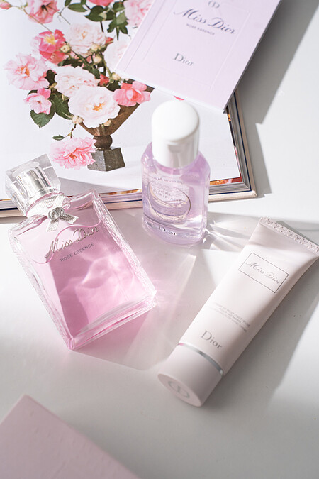 無比珍稀格拉斯五月玫瑰幻化MISS DIOR玫瑰珍釀香氛,搭配MISS DIOR玫瑰護手霜+絕美DIOR乾洗手贈禮,完全神級居家美物只在DIOR官網獨家珍藏。