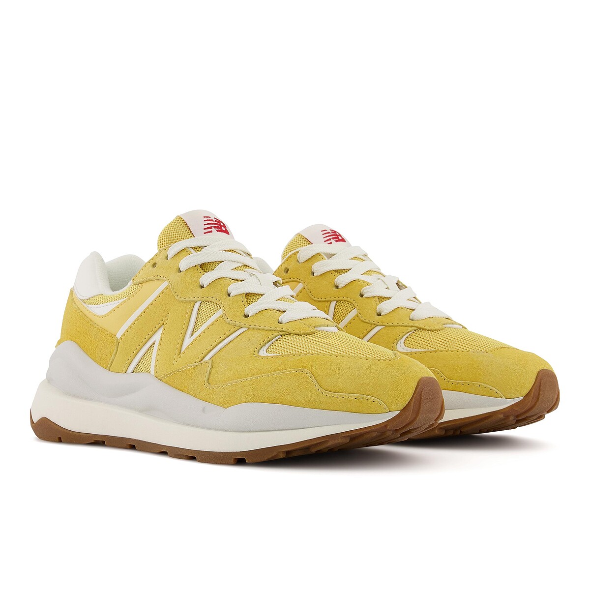 New Balance 黃色球鞋，NT3,880。
