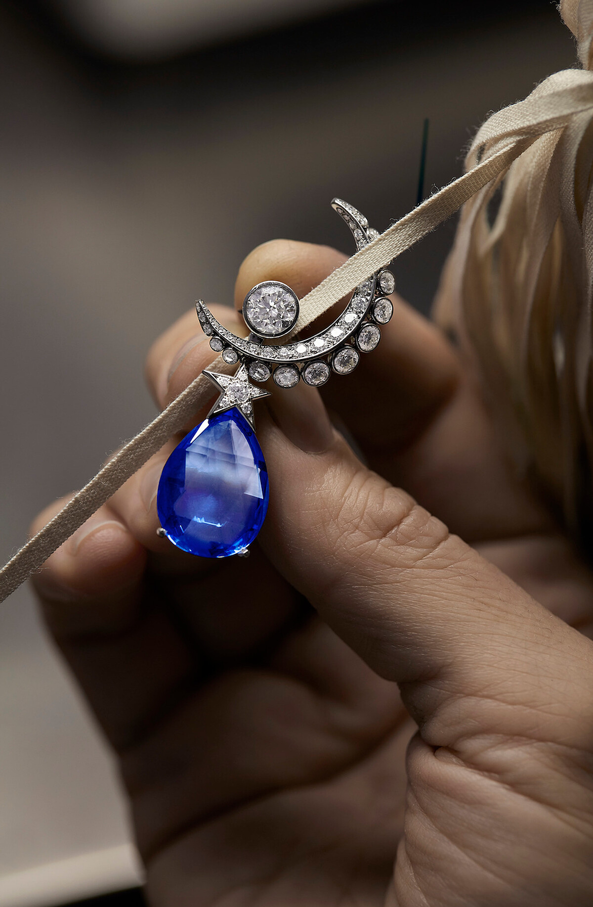 Lune Talisman 耳環以水滴形切割藍色坦桑石呼應夜空，星星造型作為交會接點，連接新月與寶石。