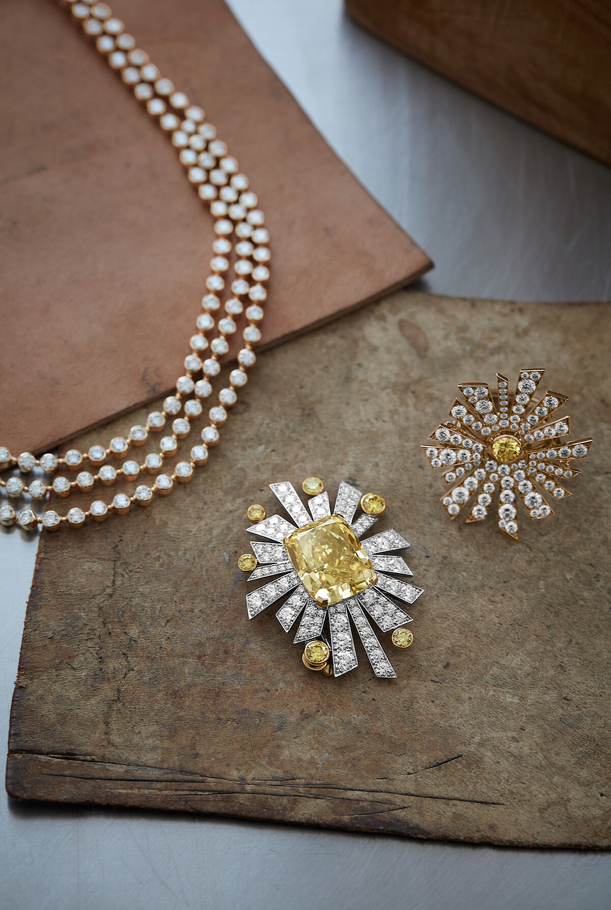 Soleil 19 Août 項鍊以白金及黃金與白鑽及黃鑽組成，鑲嵌一顆22.10克拉的枕形切割艷彩黃鑽，可拆卸轉換成戒指。