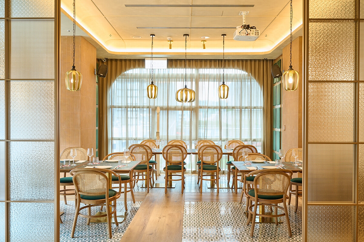 座落台北信義新天地新光三越 A9 館的 gubami Social 即是用美食美酒創造美好時光而生的餐廳，作為你千百種 social 的情境而存在。