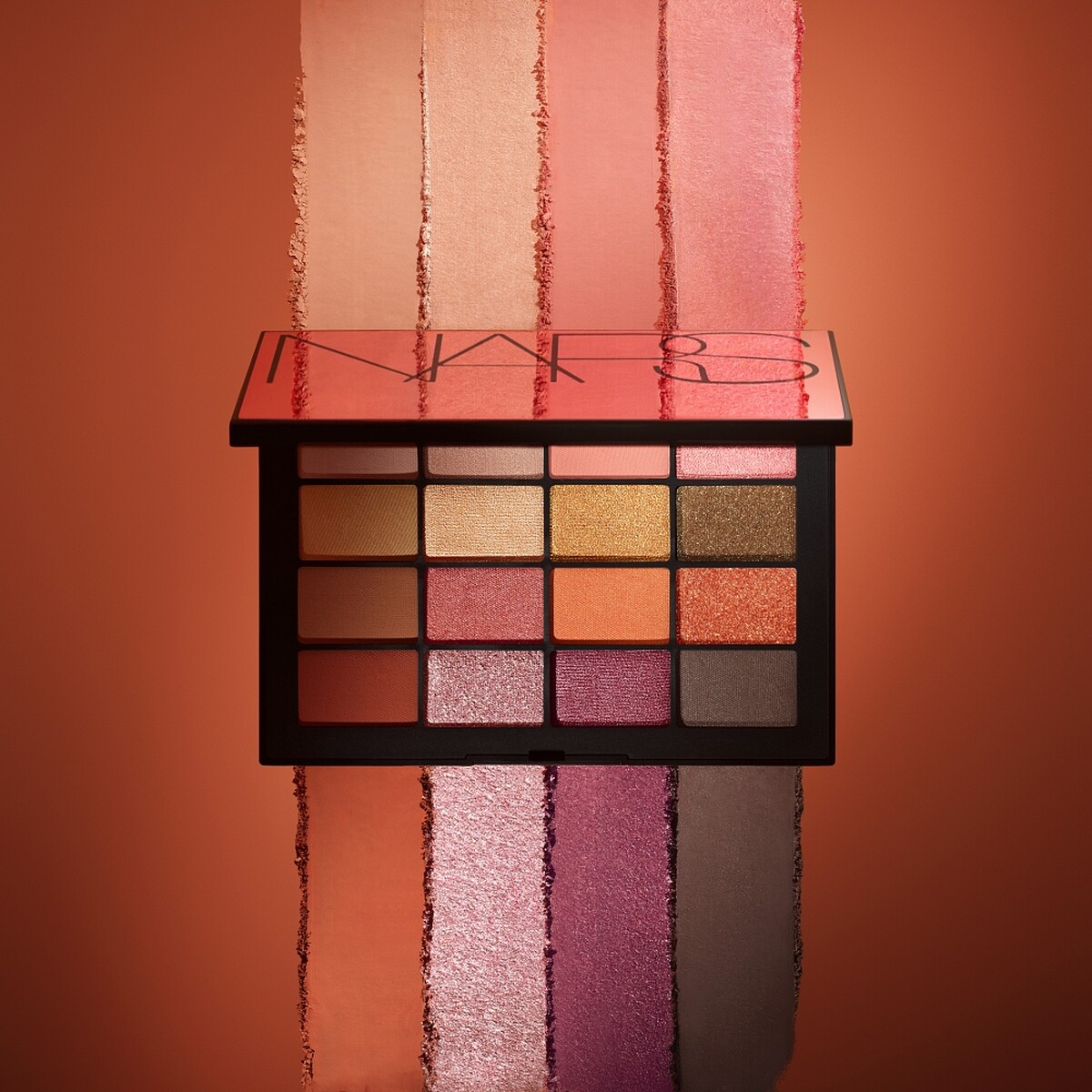 NARS炙夏高潮16色眼彩盤情境圖。