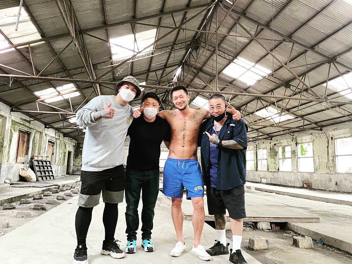 孫錫久演出《犯罪都市2》與工作人員合照