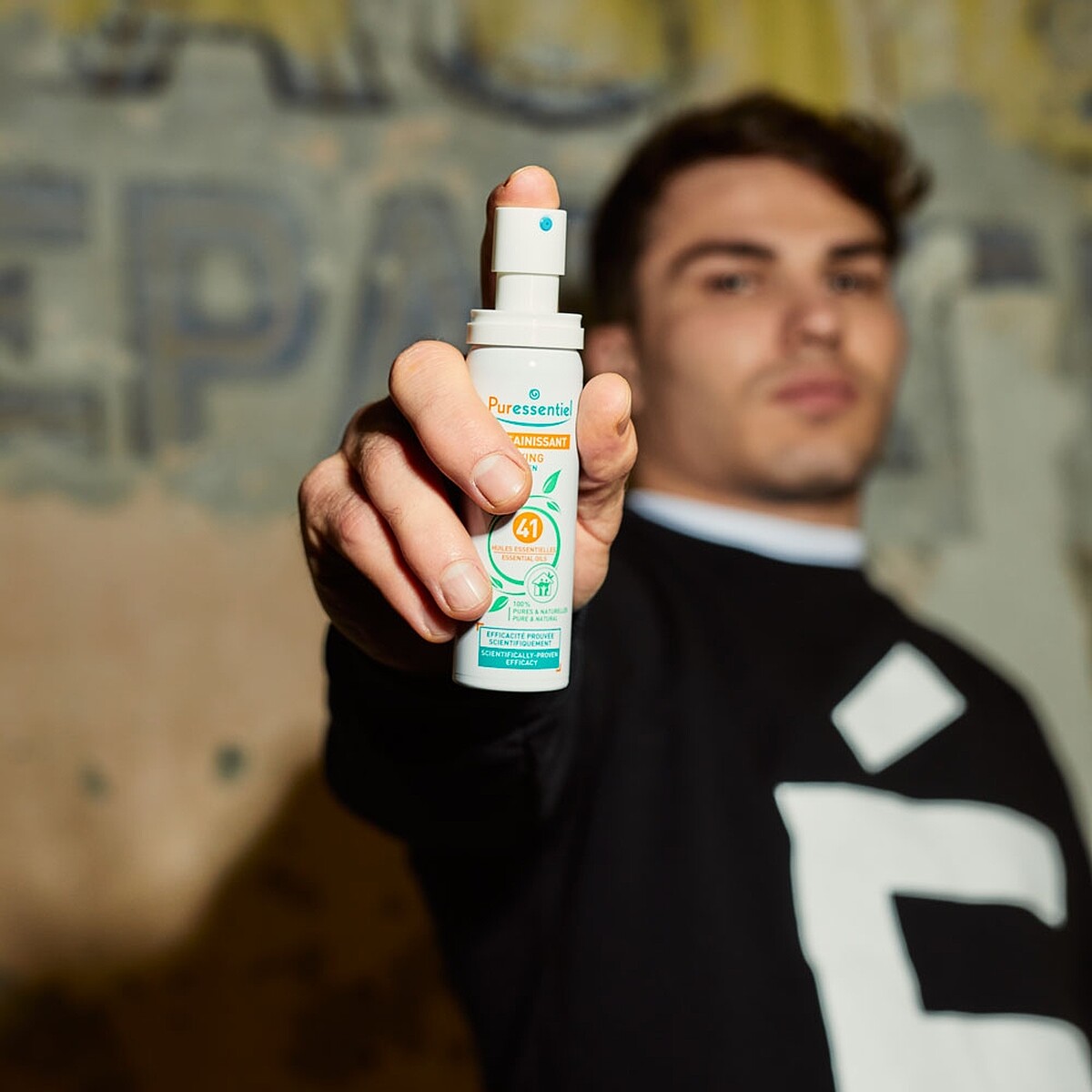 法國國家橄欖球隊隊長安東尼季朋(Antoine Dupont)與Puressentiel璞萃41精油舒敏淨化抗菌噴霧。