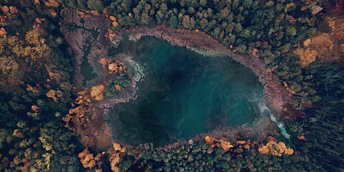 《吉巴羅》中的心臟形狀湖泊