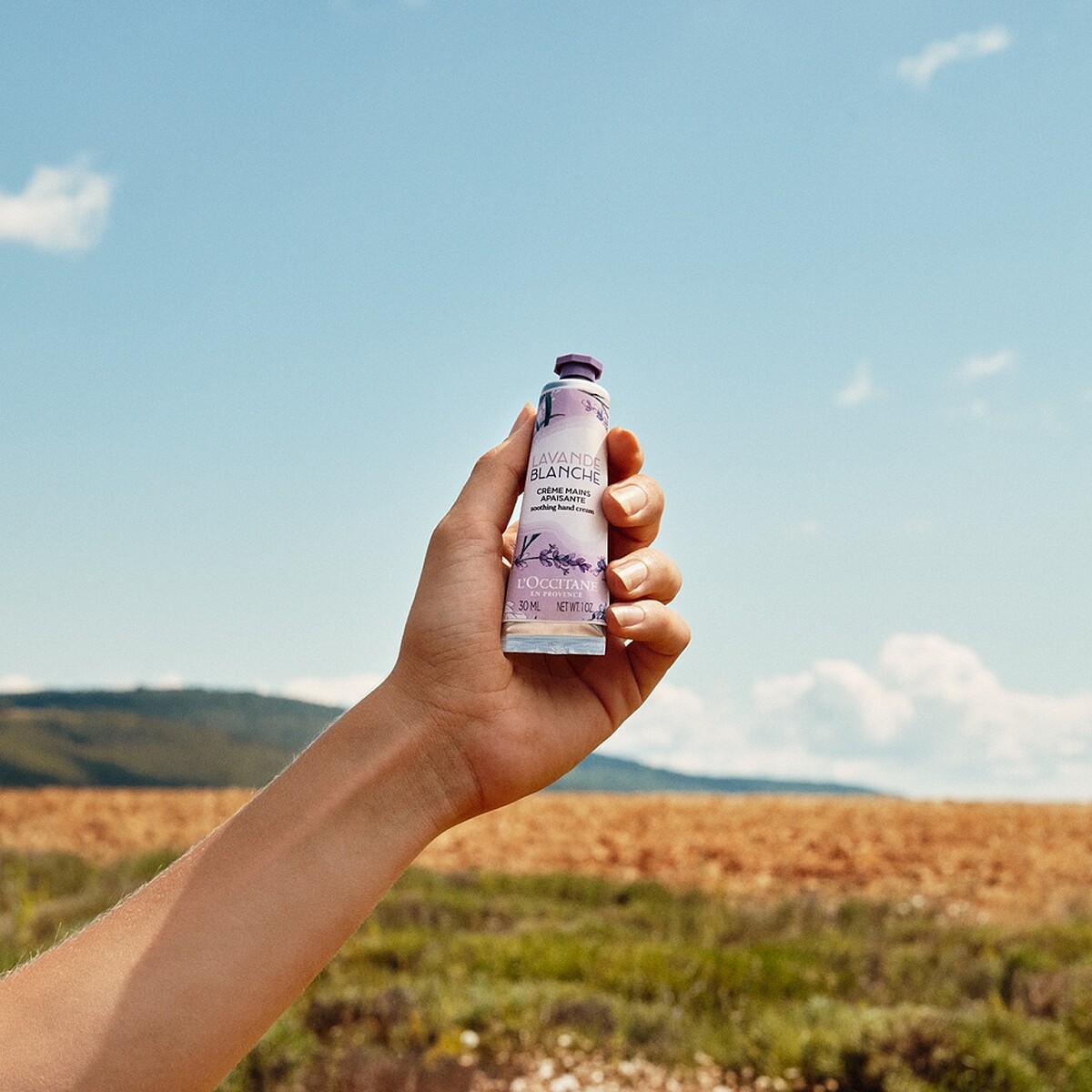 L'OCCITANE歐舒丹白薰衣草護手霜情境圖。