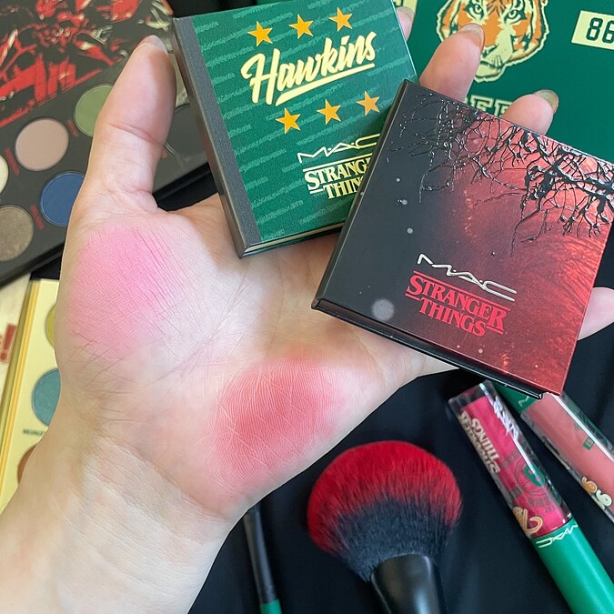 M.A.C X STRANGER THINGS怪奇物語聯名時尚腮紅(#FriendsDon&rsquo;tLie、#He Likes It Cold)手部試色。