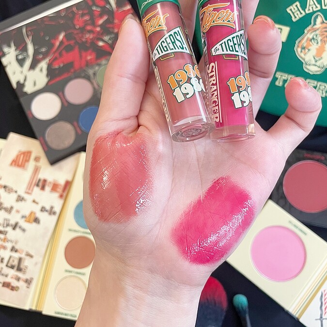 M.A.C X STRANGER THINGS怪奇物語聯名晶亮魔唇(#EerieEl、#ExcellentErica)手部試色。