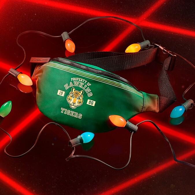 M.A.C怪奇物語聯名系列滿額贈-霍金斯高校腰包。