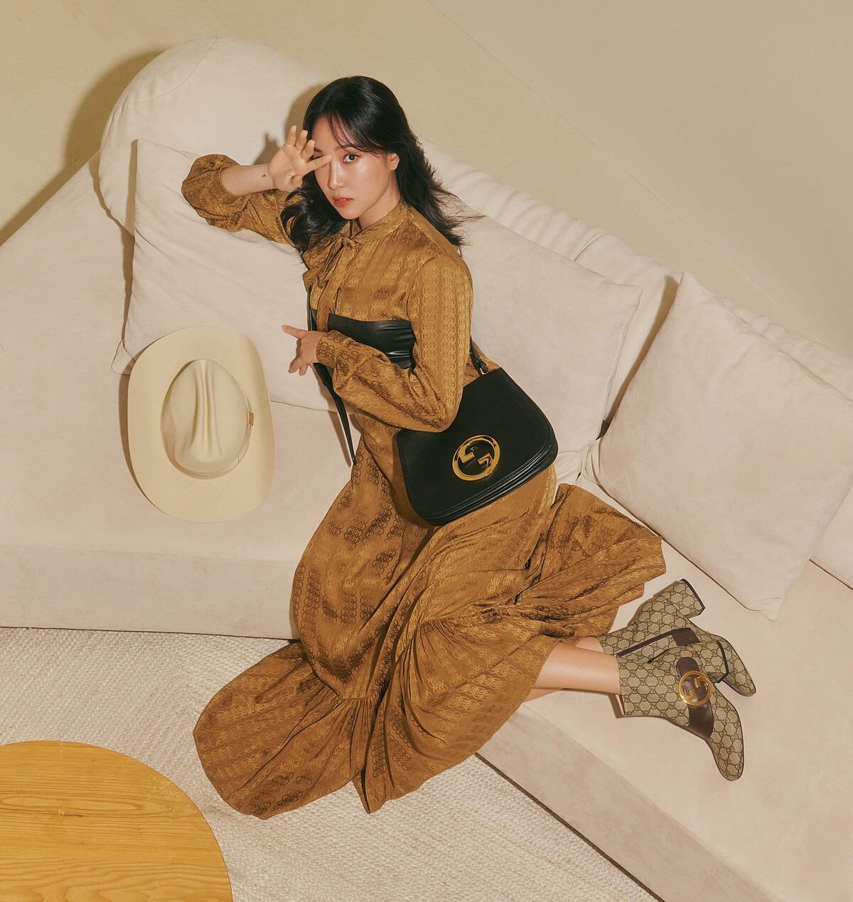 Gucci Blondie系列黑色皮革中號肩背包NT94,600、條紋連衣裙NT110,000、黑色平口上衣NT29,000、GG緹花高跟靴NT40,700、米色緞帶牛仔帽NT27,000。