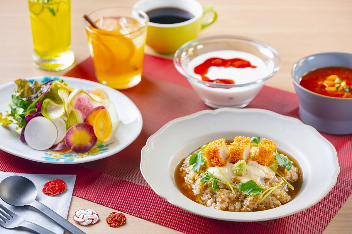 OMO Caf&eacute; 提供「加賀棒茶」與「麵麩燴飯」。