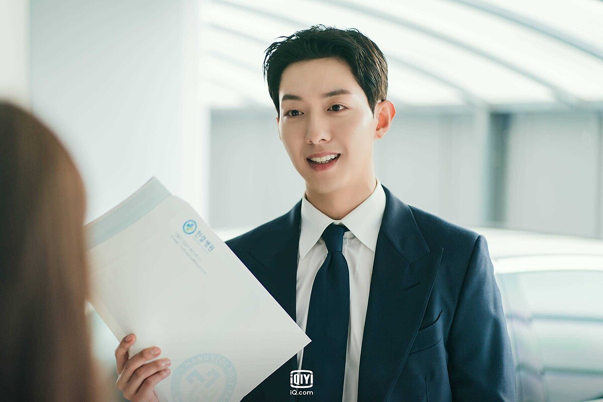 《流星》李正信飾演律師都秀赫