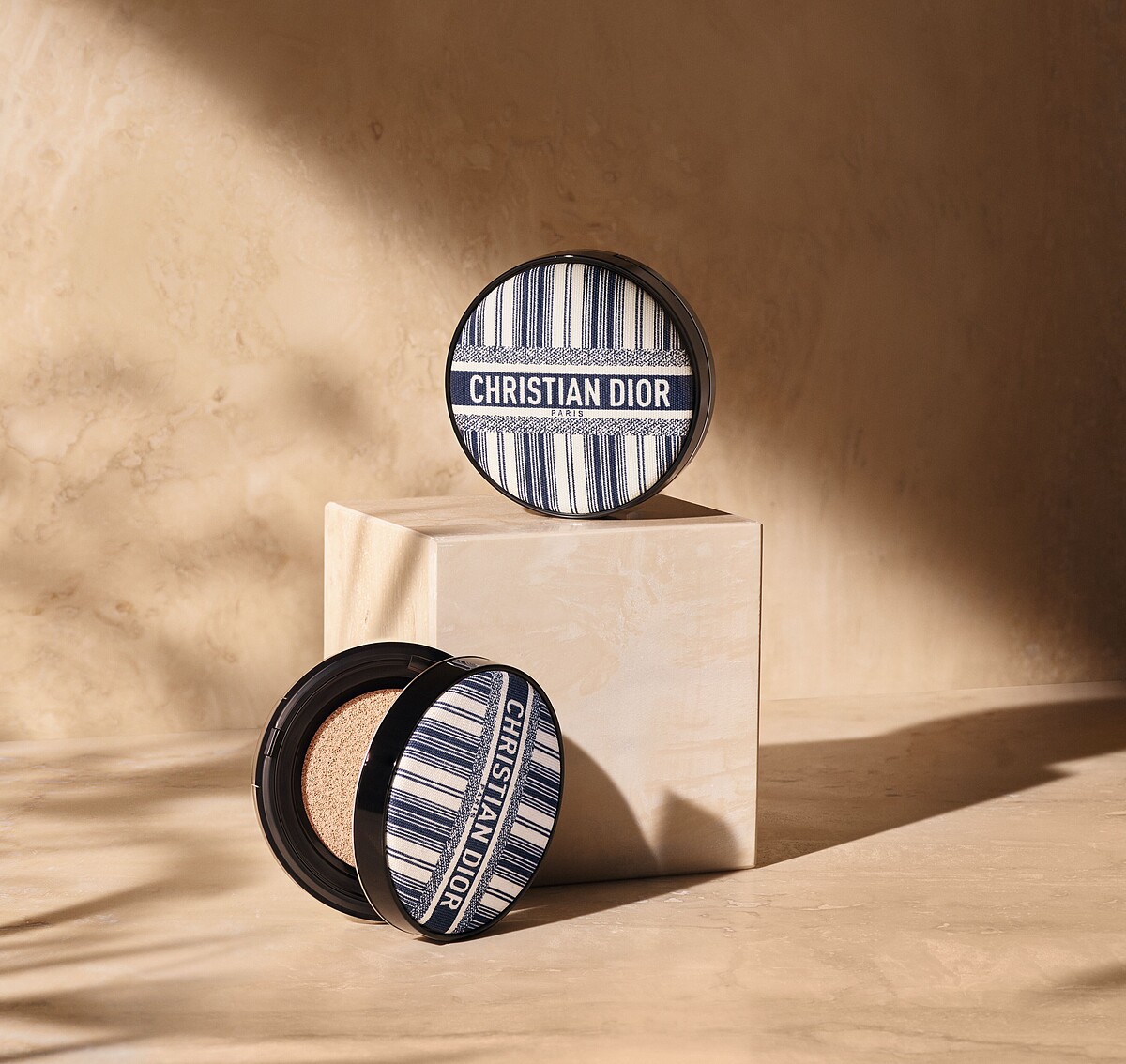 《迪奧超完美氣墊粉餅 海洋度假限量版》14g / NT$2,700