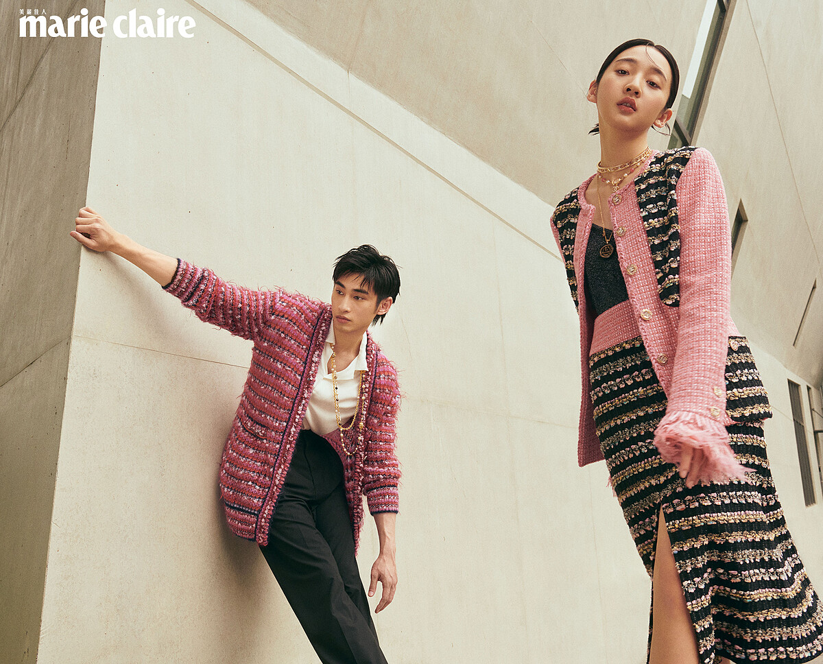 章廣辰: 多色羊駝長版開襟衫繡以辨飾刺繡與服飾珠寶鈕扣、香奈兒服飾珠寶配件，all by CHANEL。；李沐： 多色幻彩斜紋軟呢外套飾以服飾珠寶鈕扣，袖口繡以羽毛與流蘇刺繡、同款斜紋軟呢及膝裙、香奈兒服飾珠寶配件，all by CHANEL。