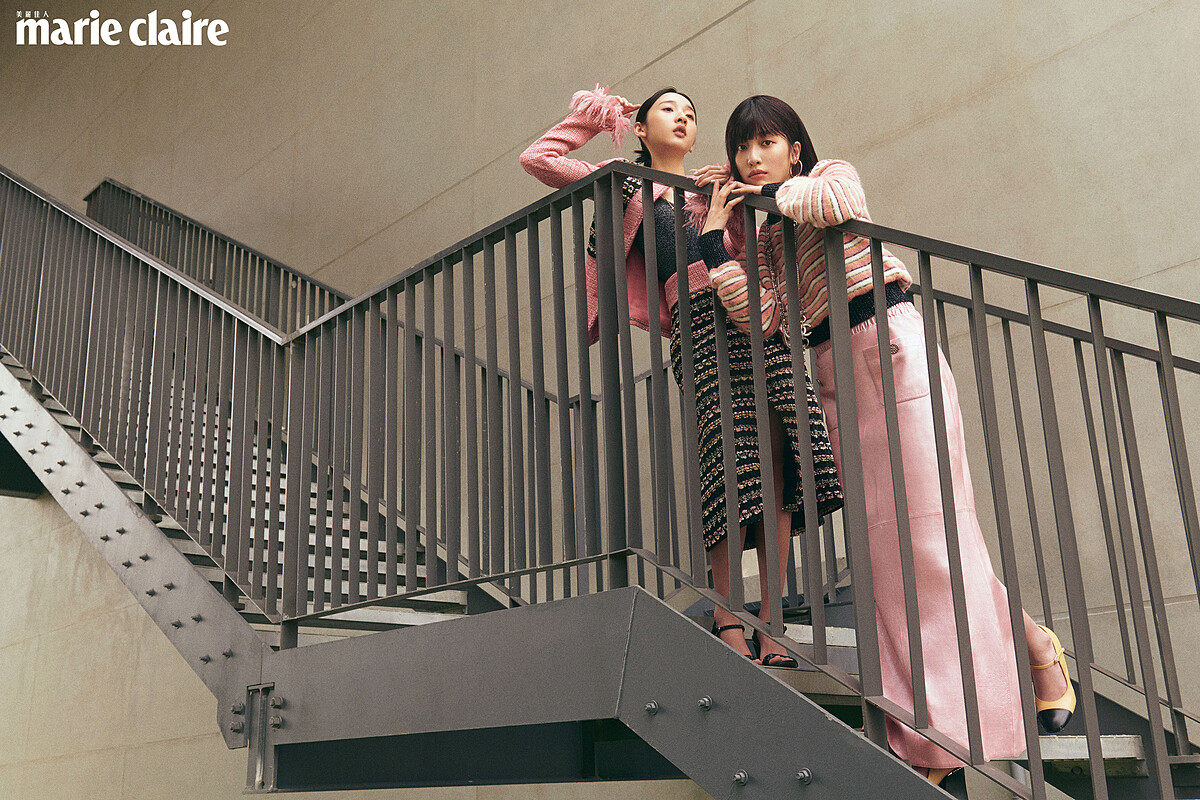 李沐： 多色幻彩斜紋軟呢外套飾以服飾珠寶鈕扣，袖口繡以羽毛與流蘇刺繡、同款斜紋軟呢及膝裙、香奈兒服飾珠寶配件，all by CHANEL。；王渝萱: 深藍色羊毛毛氈外套飾以服飾珠寶鈕扣、 多色羊駝毛條文印花毛衣、粉色亮面皮革長裙飾以服飾珠寶鈕扣、香奈兒服飾珠寶配件，all by CHANEL。