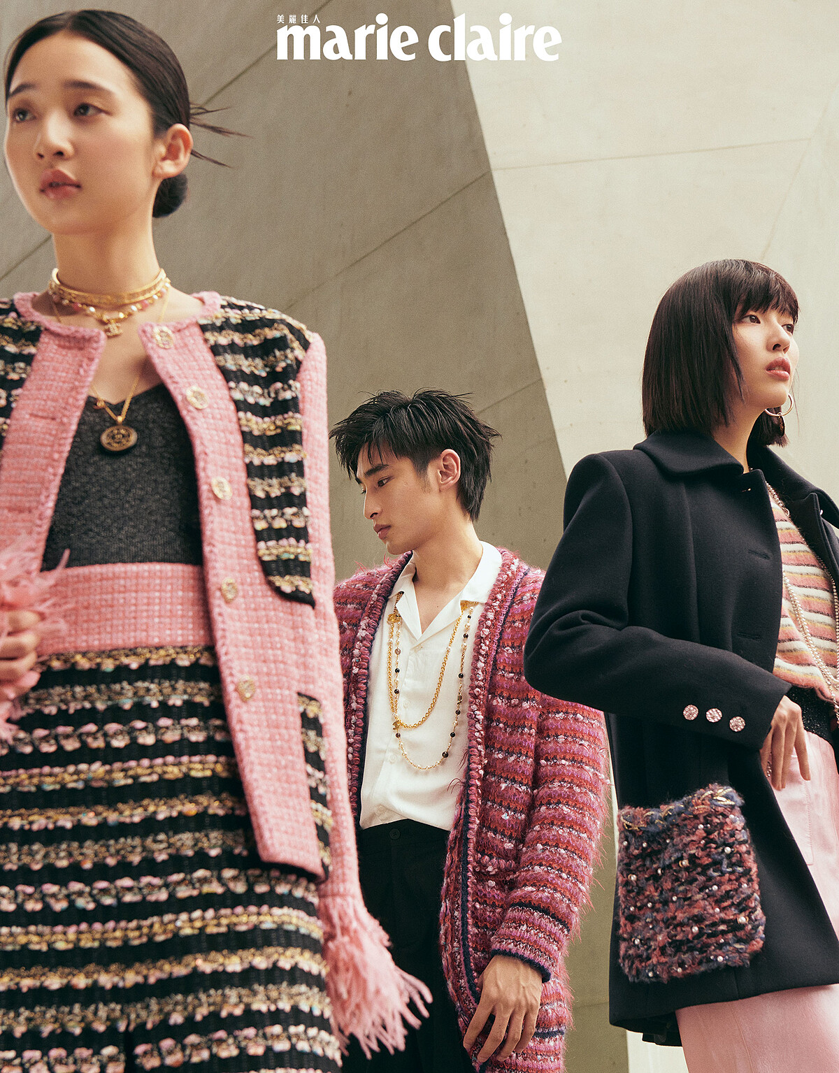 章廣辰: 多色羊駝長版開襟衫繡以辨飾刺繡與服飾珠寶鈕扣、香奈兒服飾珠寶配件，all by CHANEL。；李沐： 多色幻彩斜紋軟呢外套飾以服飾珠寶鈕扣，袖口繡以羽毛與流蘇刺繡、同款斜紋軟呢及膝裙、香奈兒服飾珠寶配件，all by CHANEL。；深藍色羊毛毛氈外套飾以服飾珠寶鈕扣、 多色羊駝毛條文印花毛衣、粉色亮面皮革長裙飾以服飾珠寶鈕扣、香奈兒服飾珠寶配件，all by CHANEL。