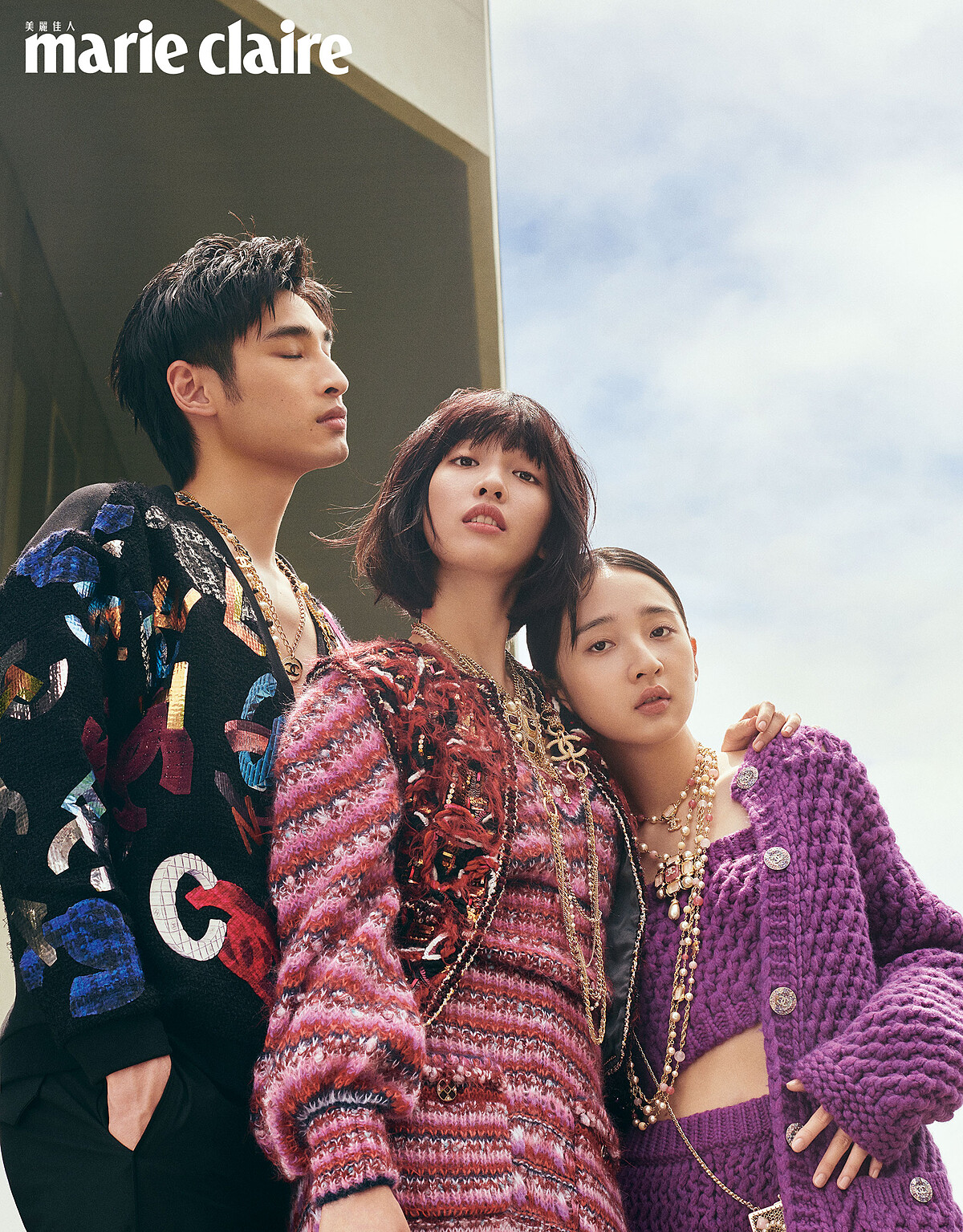 章廣辰: 黑色棉質開襟衫飾以多色雙 C Logo 印花、香奈兒服飾珠寶配件，all by CHANEL。；王渝萱: 多色薄紗背心繡以亮片、玻璃珠飾與緄邊 多色羊駝毛衣飾以辮飾、服飾珠寶鈕扣與同款及膝裙、香奈兒服飾珠寶配件，all by CHANEL。；李沐： 紫色羊毛外套飾以服飾珠寶鈕扣與同款抹胸、及膝裙、香奈兒服飾珠寶配件，all by CHANEL。