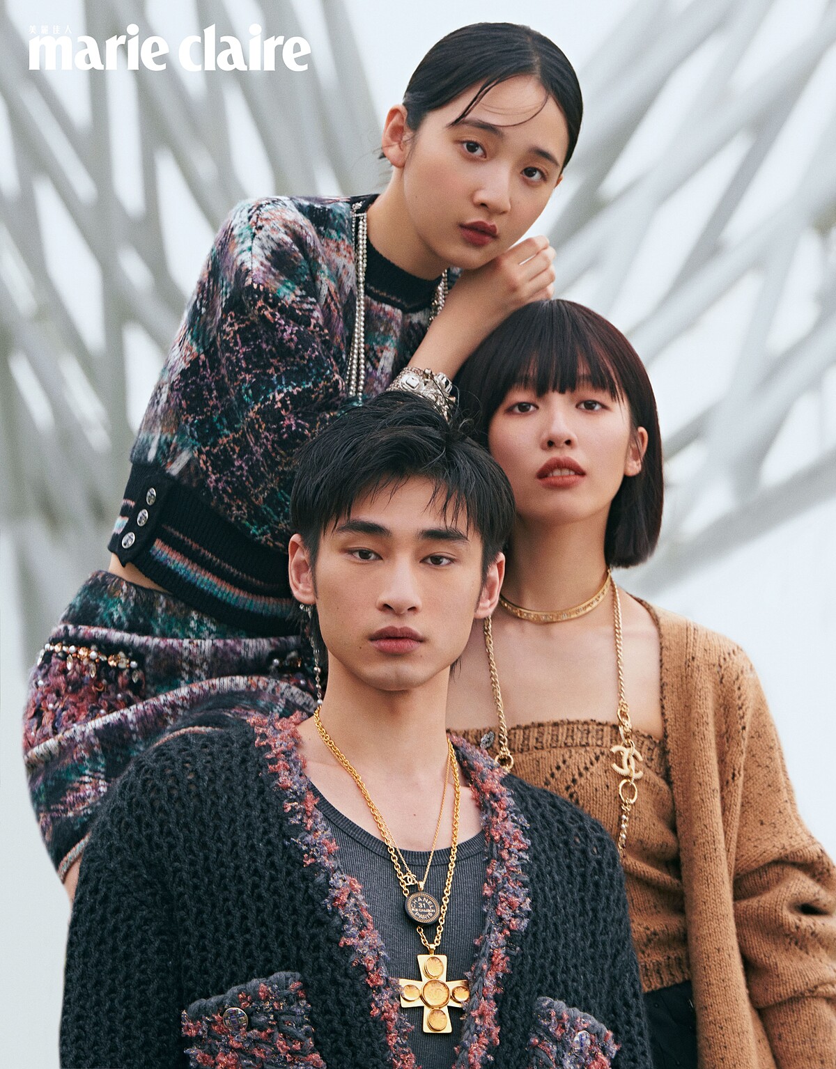 章廣辰: 灰色與粉色喀什米爾開襟衫飾以辨飾與服飾珠寶鈕扣、香奈兒服飾珠寶配件，all by CHANEL。；王渝萱: 深藍色羊毛毛氈外套飾以服飾珠寶鈕扣、 多色羊駝毛條文印花毛衣、粉色亮面皮革長裙飾以服飾珠寶鈕扣、香奈兒服飾珠寶配件，all by CHANEL。；章廣辰: 灰色與粉色喀什米爾開襟衫飾以辨飾與服飾珠寶鈕扣、香奈兒服飾珠寶配件，all by CHANEL。