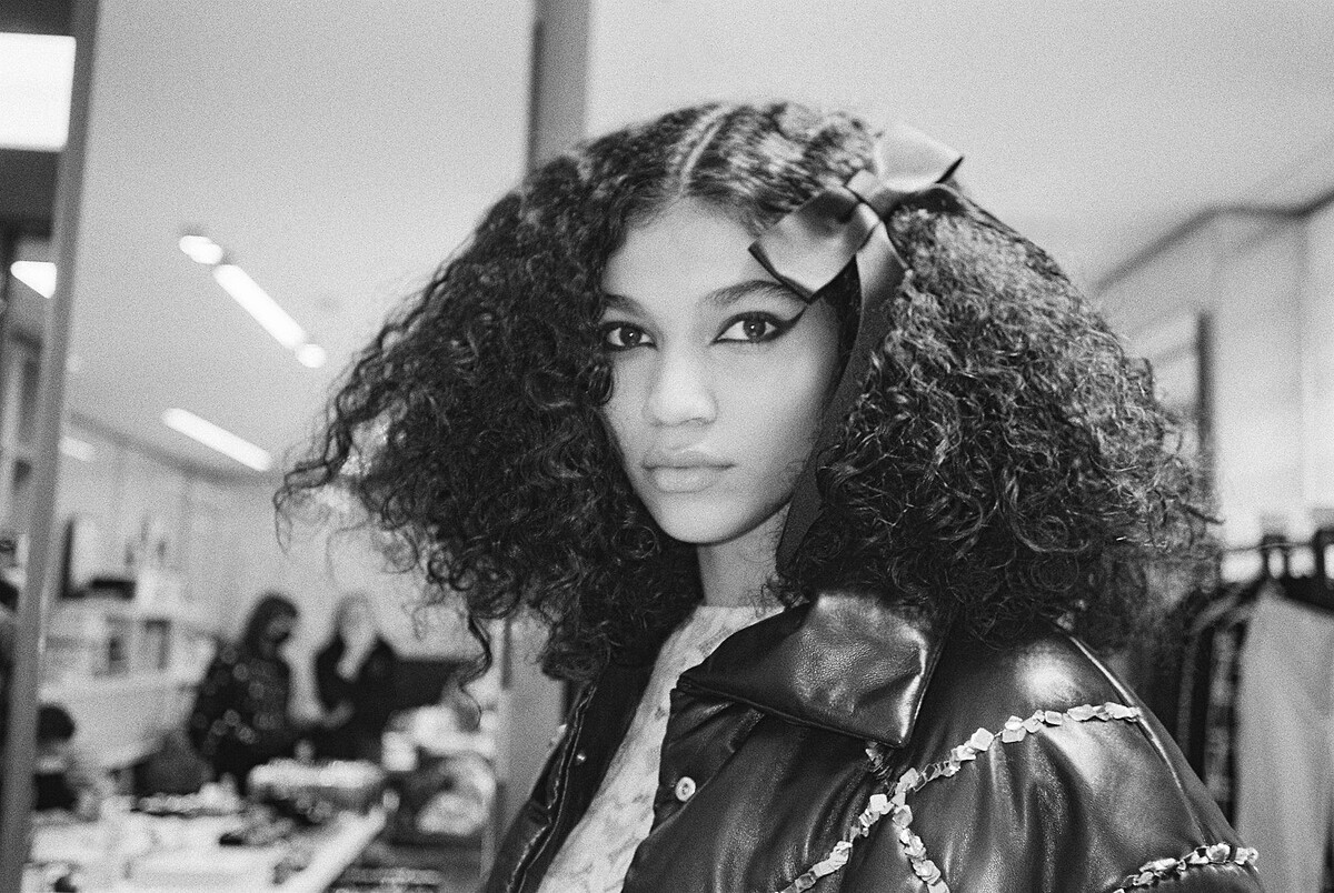 髮飾為 Lemari&eacute; 山茶花羽飾工坊所製作