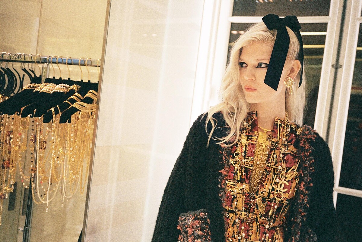 背心為 Lesage 刺繡工坊製作，工時390小時。