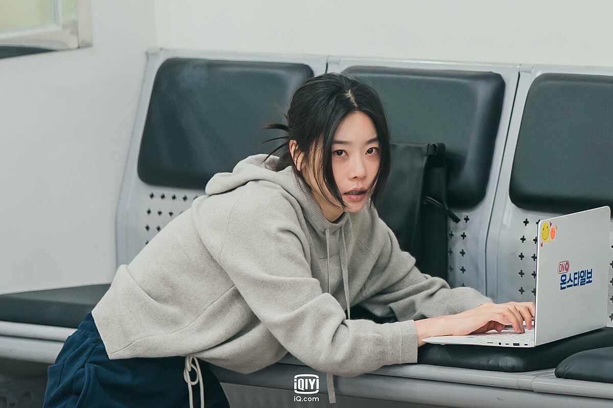 《流星》朴素珍飾演的娛樂記者在急診室發稿