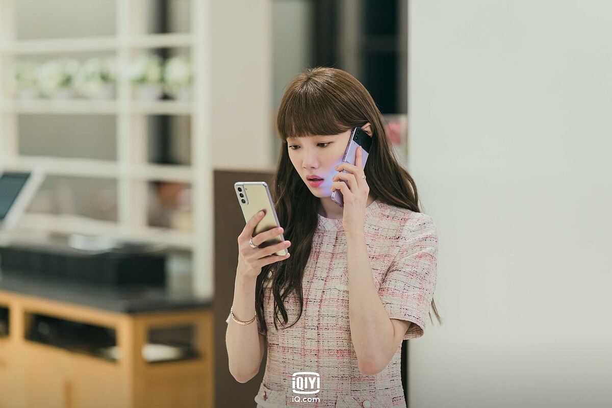 《流星》李聖經飾演的經紀人有接不完的電話.