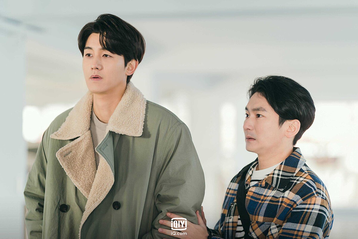 《流星》李己雨(左)飾演過度入戲的演員安俊浩