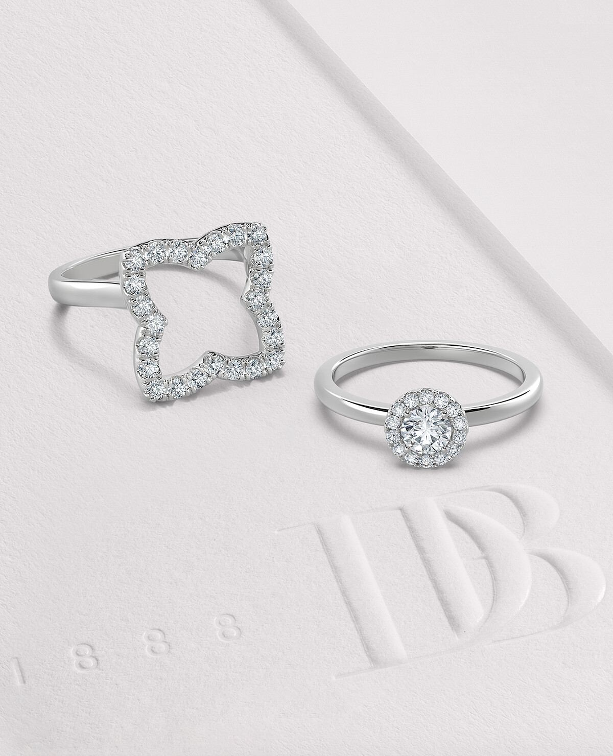 Enchanted Lotus 皇冠式戒指搭配 My First De Beers Aura 圓形明亮式鑽石戒指_情境圖