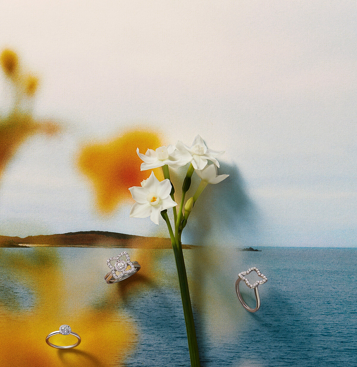 Enchanted Lotus 皇冠式戒指層疊搭配 My First De Beers Aura 圓形明亮式鑽石戒指_情境圖