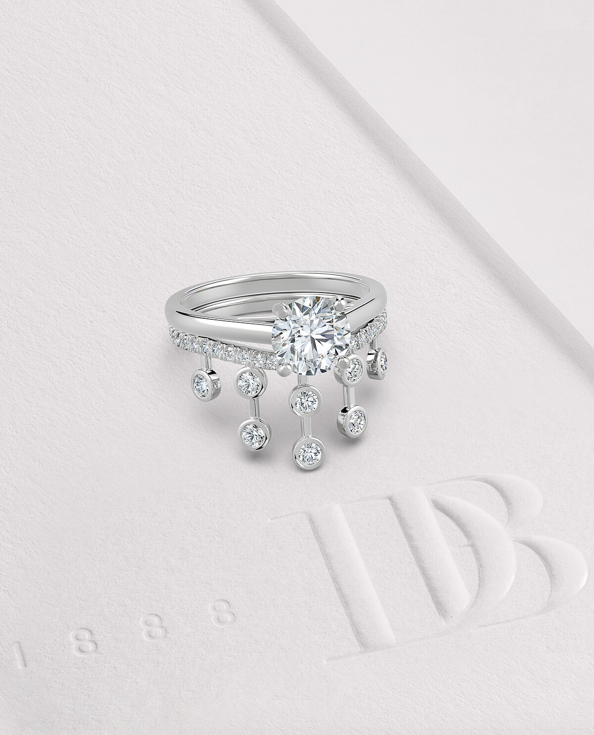 De Beers Dewdrop 皇冠式戒指情境圖_層疊搭配DB Classic 圓形明亮式鑽石戒指