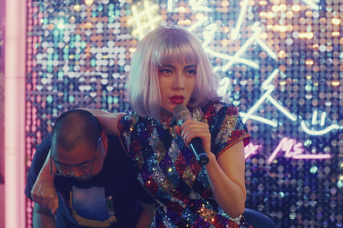 ▲蔡淑臻成酒店小姐,網友直呼太鬧。(圖/公視提供)