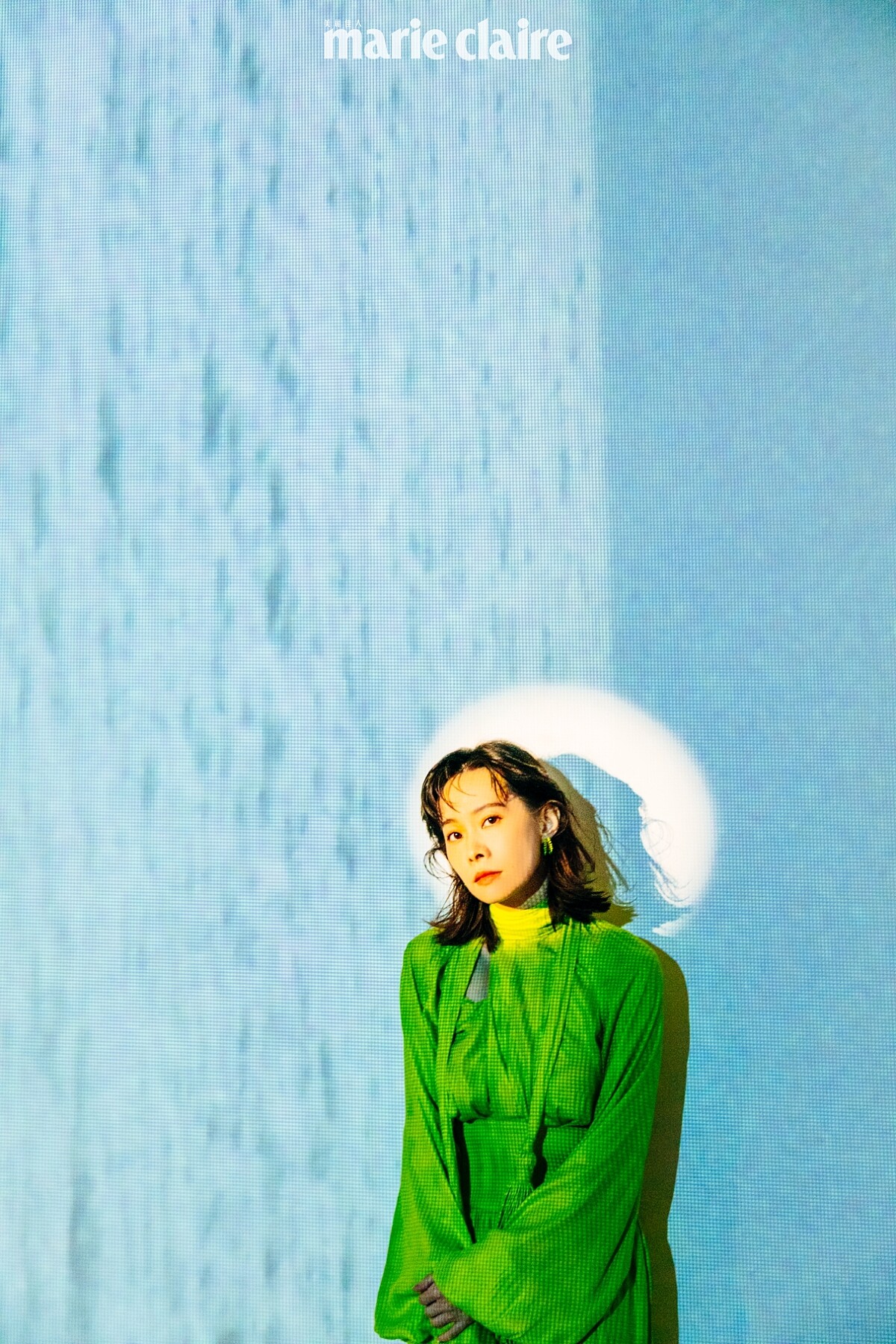 綠色洋裝、耳環、戒指，all by Bottega Veneta