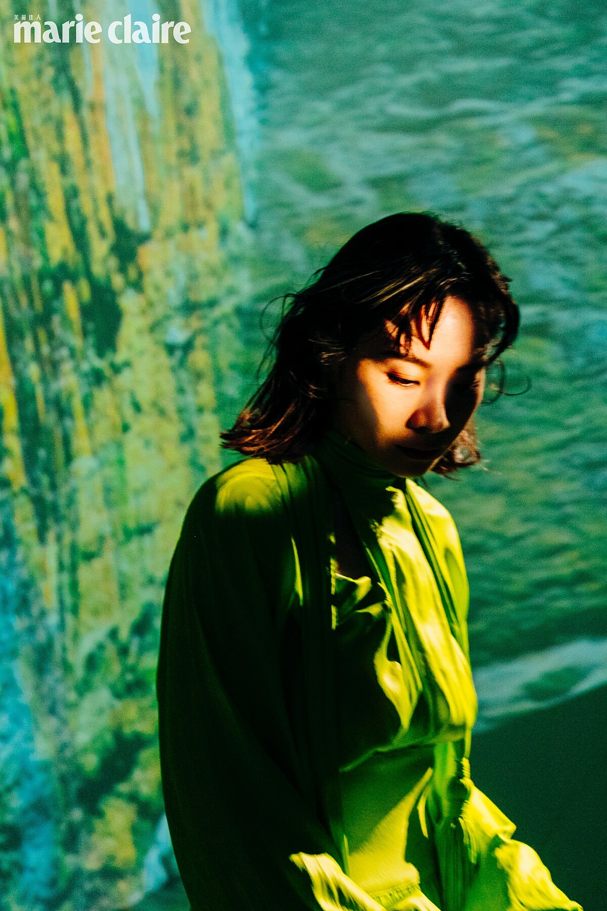 綠色洋裝、耳環、戒指，all by Bottega Veneta