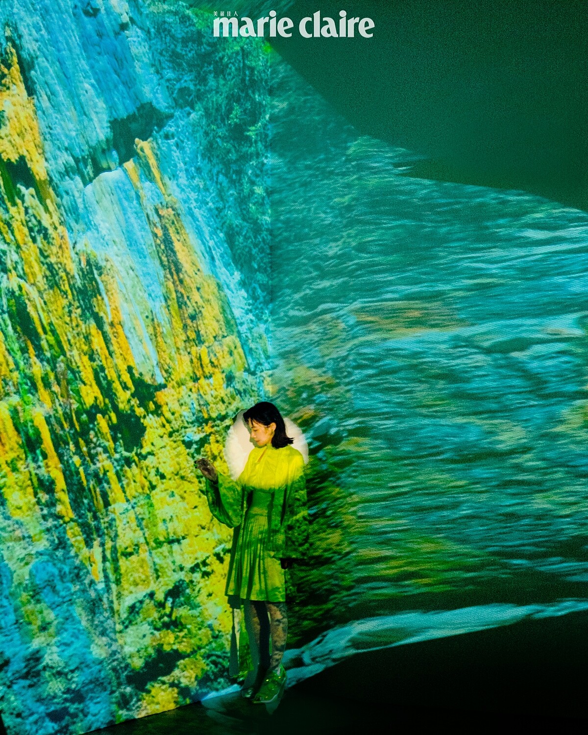 綠色洋裝、綠色高跟鞋、耳環、戒指，all by Bottega Veneta