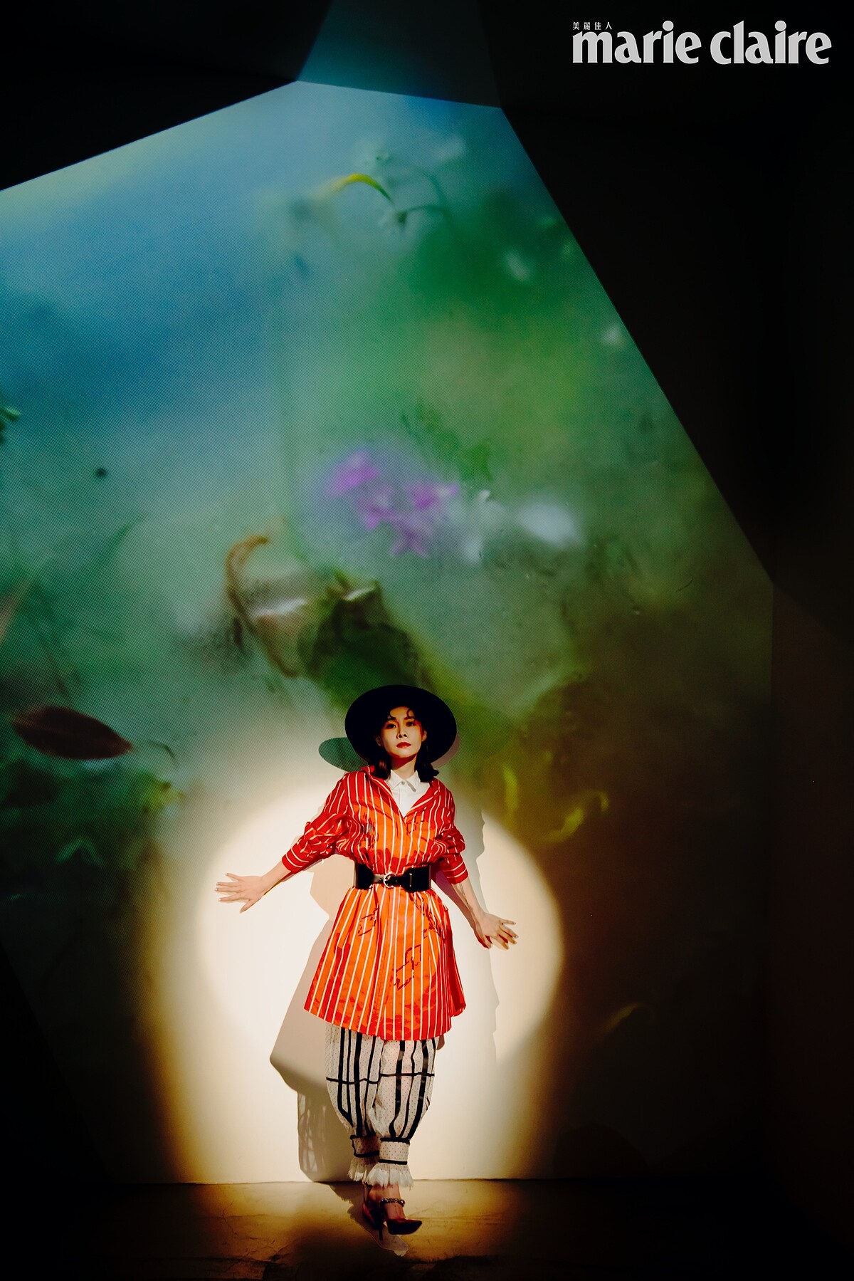 紅色條紋襯衫、白色襯衫、白色條紋透膚長褲、黑色腰封，all by Shiatzy Chen；黑色寬沿紳士帽，HYOKOU；紅色跟鞋，Jimmy Choo