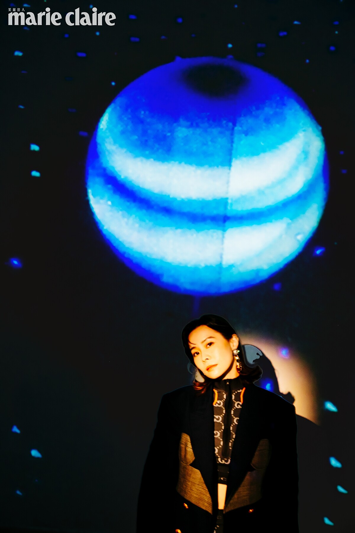 印花運動上衣、深藍色西裝外套，both by Gucci